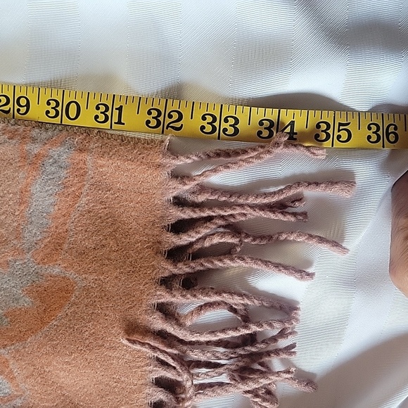 Pretty Persuasions Fringed Tan and Gray Scarf, NWT - Picture 5 of 8